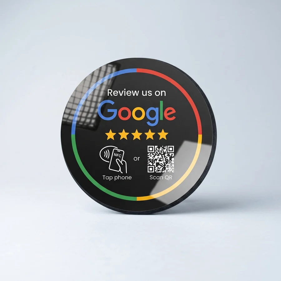 Adhesivo circular NFC real con mensaje de reseña en Google, código QR y símbolo NFC