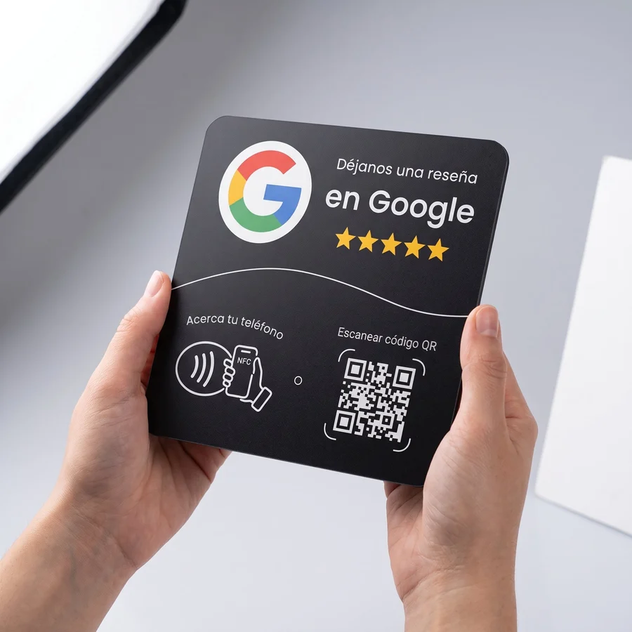 Placa cuadrada NFC real con mensaje de reseña en Google, código QR y símbolo NFC
