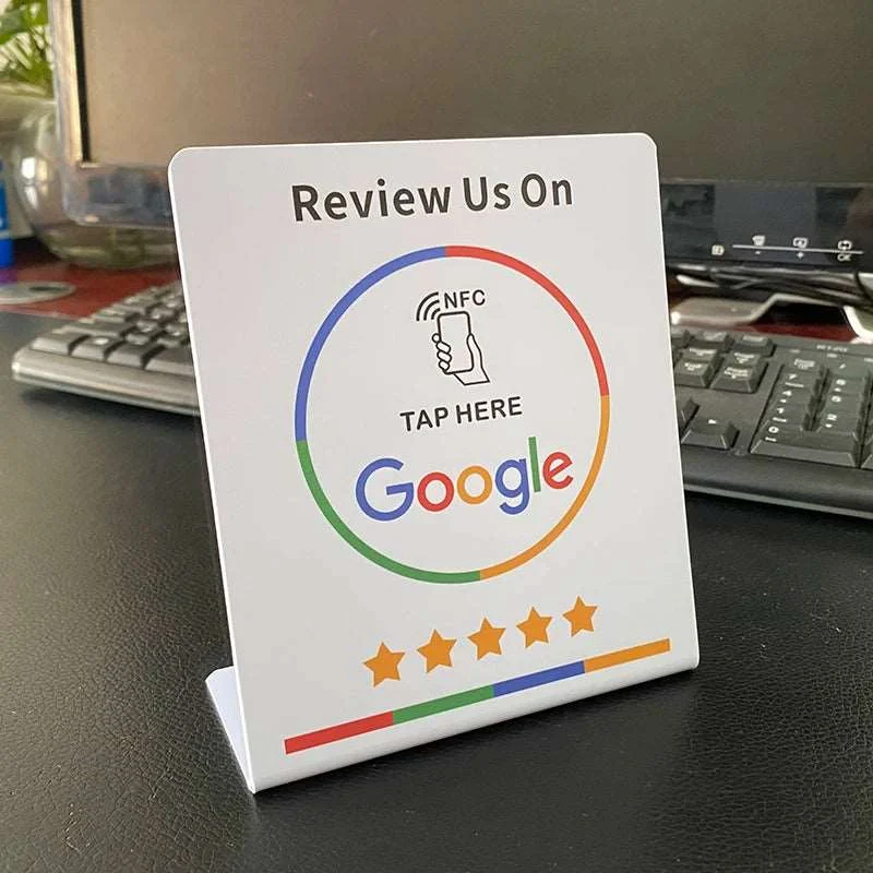 Soporte de sobremesa NFC real con mensaje de reseña en Google, código QR y símbolo NFC
